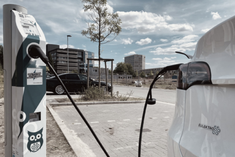 A car securely charging an electric car at an Eulektro station with EVesto charge point management software
